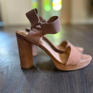 Franco Sarto Size 8.5 tan heels
